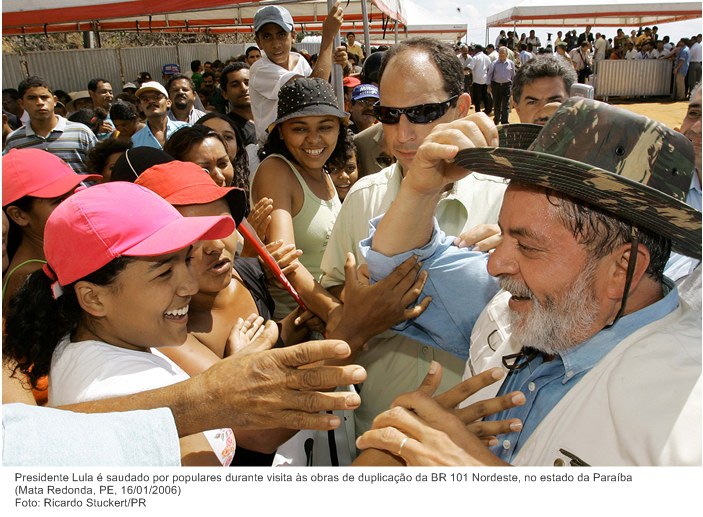 Presidente Lula é saudado por populares durante visita às obras de duplicação da BR 101 Nordeste, no estado da Paraíba.jpg