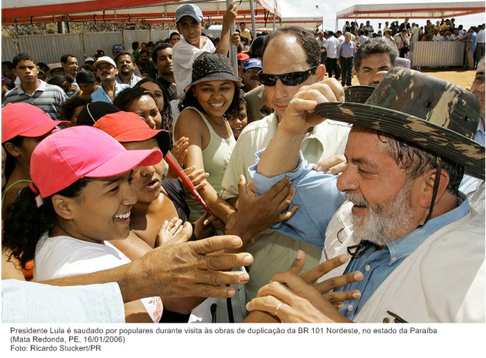 Presidente Lula é saudado por populares durante visita às obras de duplicação da BR 101 Nordeste, no estado da Paraíba.jpg