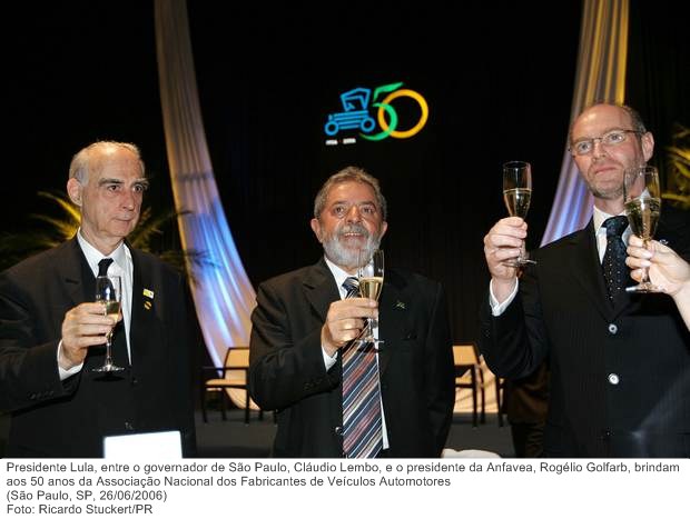 Presidente Lula, entre o governador de São Paulo, Cláudio Lembo, e o presidente da Anfavea, Rogélio Golfarb, brindam aos 50 anos da Associação Nacional dos Fabricantes de Veículos Automotores.jpg