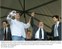 Presidente Lula, entre o ministro da Educação, Fernando Haddad, e o prefeito de Nova Iguaçu, Lindberg Farias, durante cerimônia de formatura de alunos do Programa Mova Brasil, de alfabetização.jpg