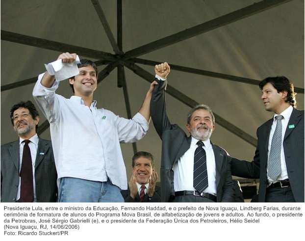 Presidente Lula, entre o ministro da Educação, Fernando Haddad, e o prefeito de Nova Iguaçu, Lindberg Farias, durante cerimônia de formatura de alunos do Programa Mova Brasil, de alfabetização.jpg