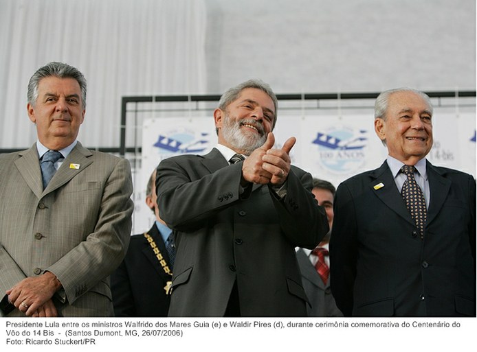 Presidente Lula entre os ministros Walfrido dos Mares Guia (e) e Waldir Pires (d), durante cerimônia comemorativa do Centenário do Vôo do 14 Bis.jpg