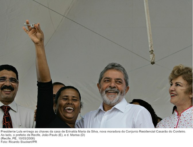 Presidente Lula entrega as chaves da casa de Erinalda Maria da Silva, nova moradora do Conjunto Residencial Casarão do Cordeiro. Ao lado, o prefeito de Recife, João Paulo (E), e d. Marisa (D).jpg