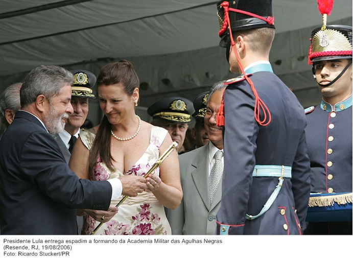 Presidente Lula entrega espadim a formando da Academia Militar das Agulhas Negras.jpg