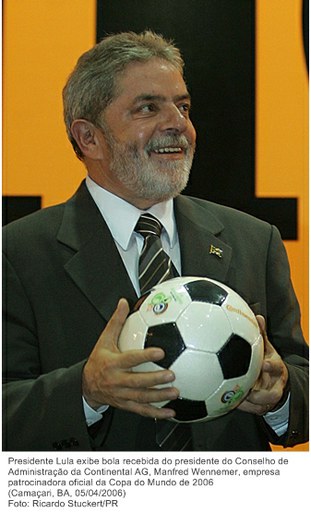Presidente Lula exibe bola recebida do presidente do Conselho de Administração da Continental AG, Manfred Wennemer, empresa patrocinadora oficial da Copa do Mundo de 2006.jpg