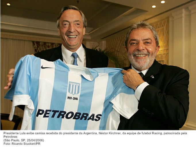 Presidente Lula exibe camisa recebida do presidente da Argentina, Néstor Kirchner, da equipe de futebol Racing, patrocinada pela Petrobras.jpg