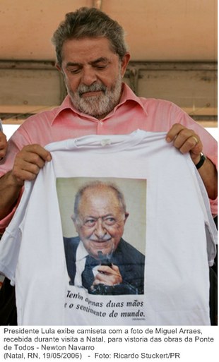 Presidente Lula exibe camiseta com a foto de Miguel Arraes, recebida durante visita a Natal, para vistoria das obras da Ponte de Todos - Newton Navarro.jpg