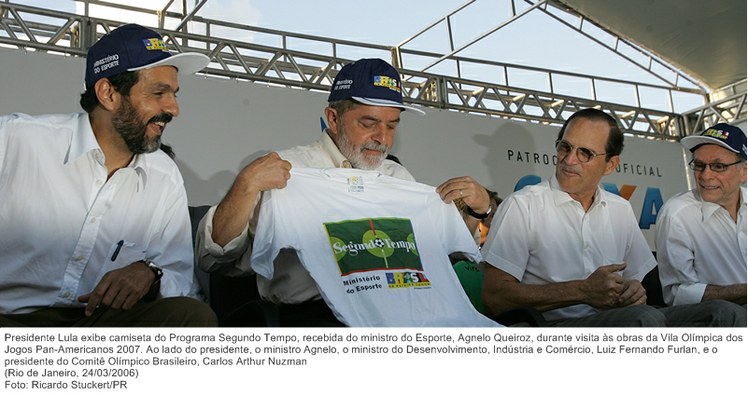 Presidente Lula exibe camiseta do Programa Segundo Tempo, recebida do ministro do Esporte, Agnelo Queiroz, durante visita às obras da Vila Olímpica dos Jogos Pan-Americanos 2007.jpg