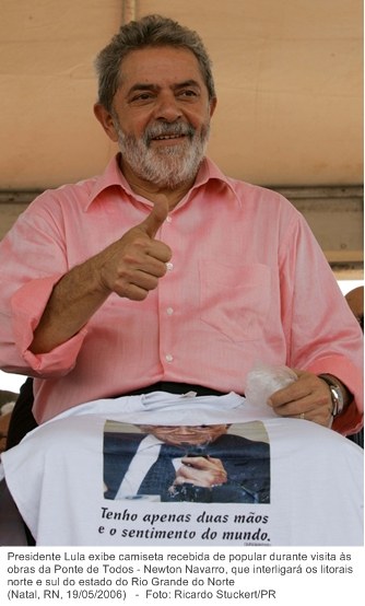 Presidente Lula exibe camiseta recebida de popular durante visita às obras da Ponte de Todos - Newton Navarro, que interligará os litorais norte e sul do estado do Rio Grande do Norte.jpg
