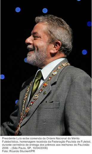 Presidente Lula exibe comenda da Ordem Nacional do Mérito Futebolístico, homenagem recebida da Federação Paulista de Futebol, durante cerimônia de entrega dos prêmios aos melhores do Paulistão.jpg