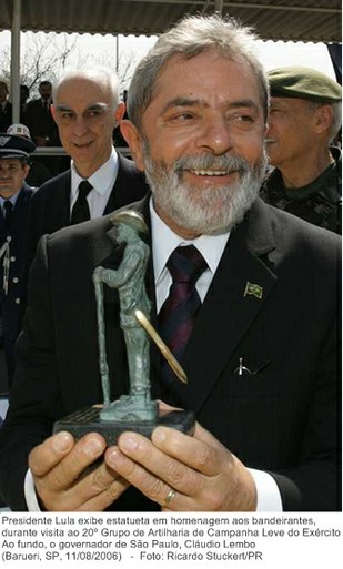 Presidente Lula exibe estatueta em homenagem aos bandeirantes, durante visita ao 20º Grupo de Artilharia de Campanha Leve do Exército. Ao fundo, o governador de São Paulo, Cláudio Lembo.jpg