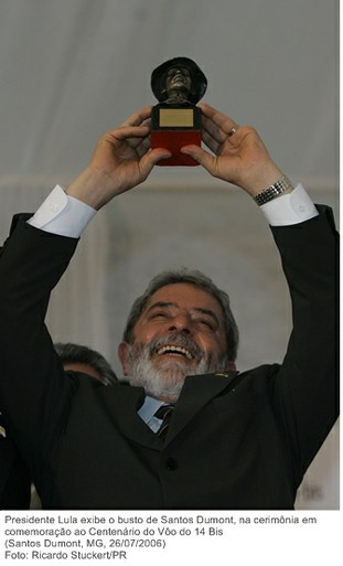 Presidente Lula exibe o busto de Santos Dumont, na cerimônia em comemoração ao Centenário do Vôo do 14 Bis.jpg