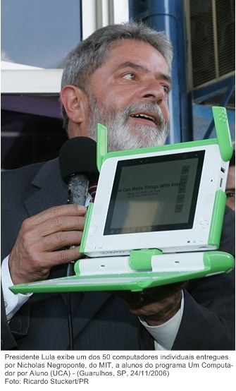 Presidente Lula exibe um dos 50 computadores individuais entregues por Nicholas Negroponte, do MIT, a alunos do programa Um Computador por Aluno (UCA).jpg Presidente Lula exibe um dos 50 computadores individuais entregues por Nicholas Negroponte, do MIT, a alunos do programa Um Computador por Aluno (UCA).jpg