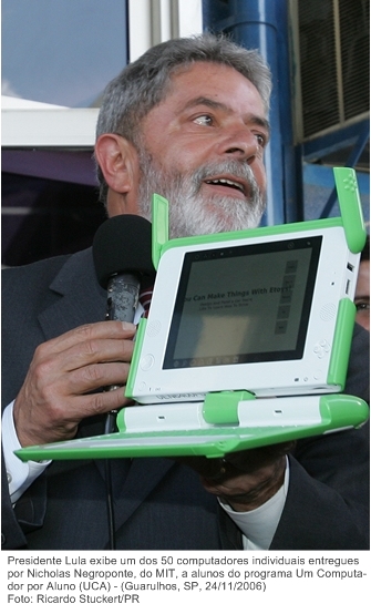 Presidente Lula exibe um dos 50 computadores individuais entregues por Nicholas Negroponte, do MIT, a alunos do programa Um Computador por Aluno (UCA).jpg