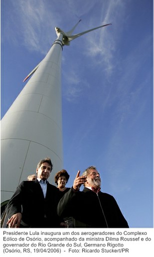 Presidente Lula inaugura um dos aerogeradores do Complexo Eólico de Osório, acompanhado da ministra Dilma Roussef e do governador do Rio Grande do Sul, Germano Rigotto.jpg
