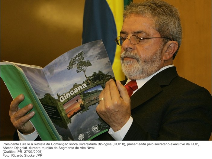 Presidente Lula lê a Revista da Convenção sobre Diversidade Biológica (COP 8).jpg