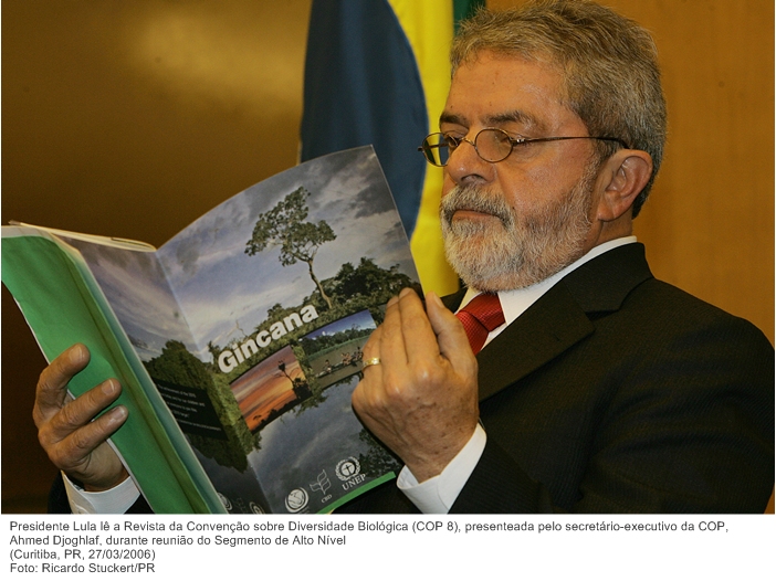 Presidente Lula lê a Revista da Convenção sobre Diversidade Biológica (COP 8).jpg