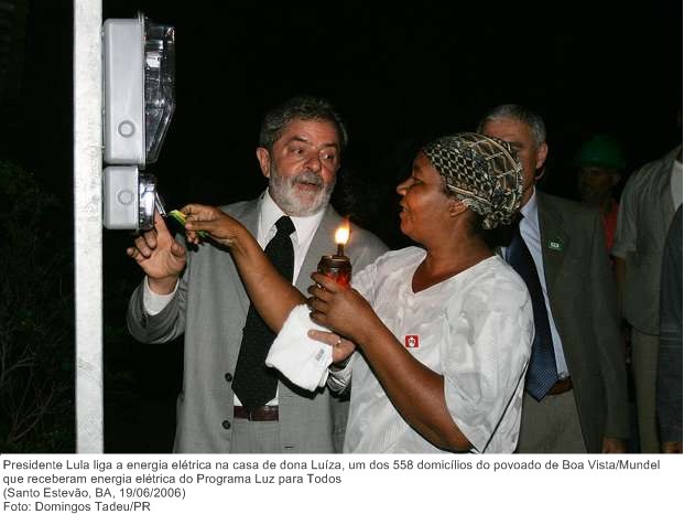 Presidente Lula liga a energia elétrica na casa de dona Luíza, um dos 558 domicílios do povoado de Boa VistaMundel que receberam energia elétrica do Programa Luz para Todos.jpg