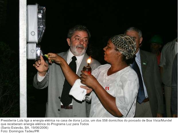 Presidente Lula liga a energia elétrica na casa de dona Luíza, um dos 558 domicílios do povoado de Boa VistaMundel que receberam energia elétrica do Programa Luz para Todos.jpg