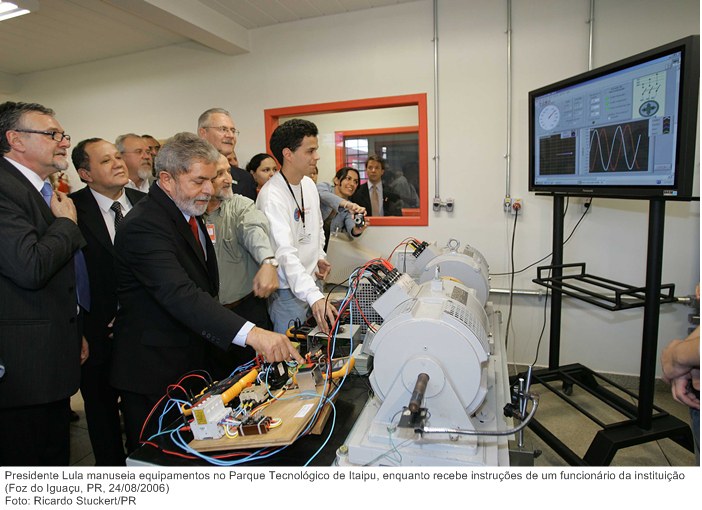 Presidente Lula manuseia equipamentos no Parque Tecnológico de Itaipu, enquanto recebe instruções de um funcionário da instituição.jpg