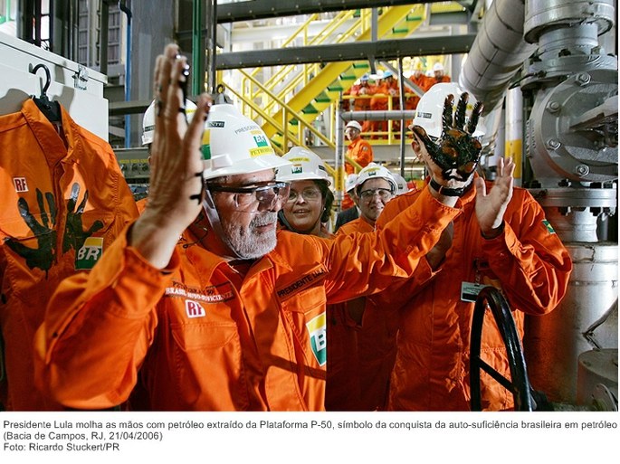 Presidente Lula molha as mãos com petróleo extraído da Plataforma P-50, símbolo da conquista da auto-suficiência brasileira em petróleo.jpg