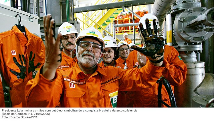 Presidente Lula molha as mãos com petróleo, simbolizando a conquista brasileira da auto-suficiência.jpg
