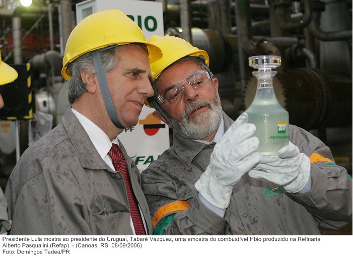 Presidente Lula mostra ao presidente do Uruguai, Tabaré Vázquez, uma amostra do combustível Hbio produzido na Refinaria Alberto Pasqualini (Refap).jpg