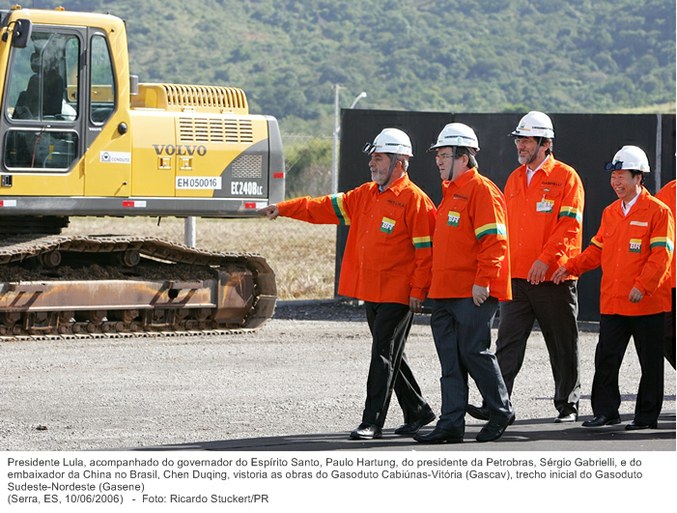 Presidente Lula, o gov. do Espírito Santo, Paulo Hartung, do pres. da Petrobras, Sérgio Gabrielli, e o emb. da China no Brasil, Chen Duqing, vistoria as obras do Gasoduto Cabiúnas-Vitória.jpg