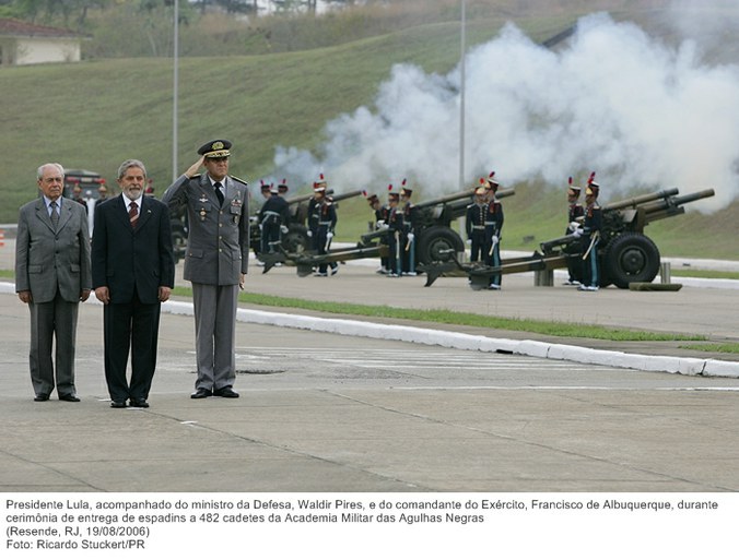 Presidente Lula, o min. da Defesa, Waldir Pires, o comandante do Exército, Francisco de Albuquerque, na cerimônia de entrega de espadins a 482 cadetes da Academia Militar das Agulhas Negras.jpg