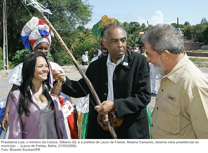 Presidente Lula, o ministro da Cultura, Gilberto Gil, e a prefeita de Lauro de Freitas, Moema Camacho, durante visita presidencial ao município.jpg