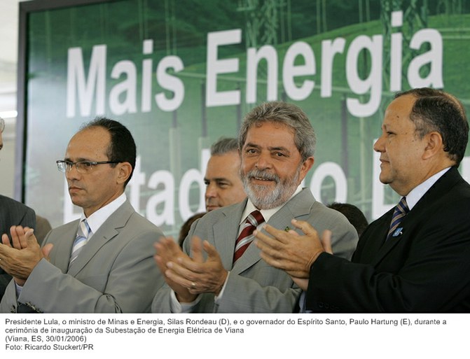 Presidente Lula, o ministro de Minas e Energia, Silas Rondeau (D), e o governador do Espírito Santo, Paulo Hartung (E), durante a cerimônia de inauguração da Subestação de Energia Elétrica.jpg