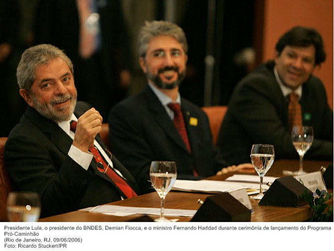 Presidente Lula, o presidente do BNDES, Demian Fiocca, e o ministro Fernando Haddad durante cerimônia de lançamento do Programa Pró-Caminhão.jpg