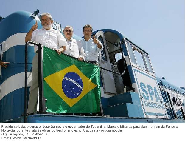 Presidente Lula, o senador José Sarney e o governador de Tocantins, Marcelo Miranda passeiam no trem da Ferrovia Norte-Sul durante visita às obras do trecho ferroviário.jpg