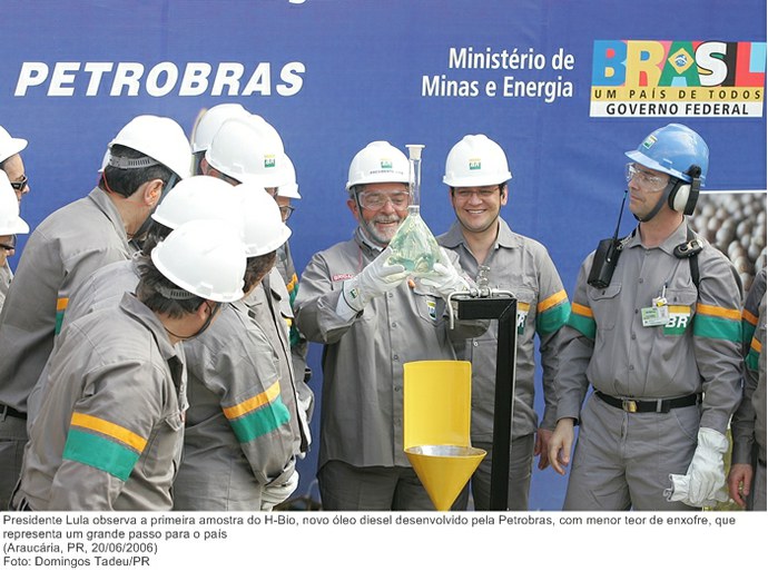 Presidente Lula observa a primeira amostra do H-Bio, novo óleo diesel desenvolvido pela Petrobras, com menor teor de enxofre, que representa um grande passo para o país.jpg