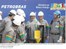 Presidente Lula observa a primeira amostra do H-Bio, novo óleo diesel desenvolvido pela Petrobras, com menor teor de enxofre, que representa um grande passo para o país.jpg