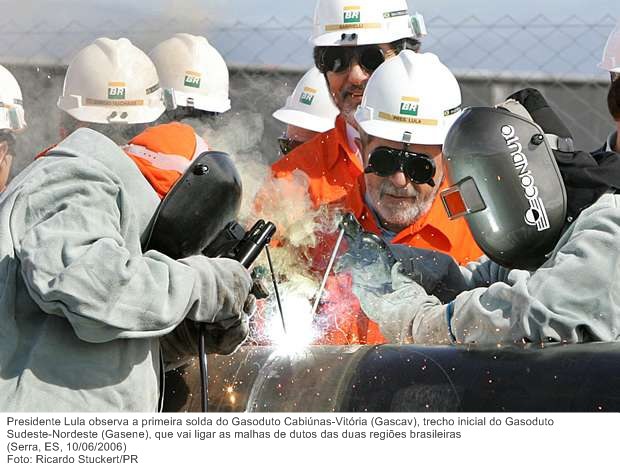 Presidente Lula observa a primeira solda do Gasoduto Cabiúnas-Vitória (Gascav), trecho inicial do Gasoduto Sudeste-Nordeste (Gasene).jpg
