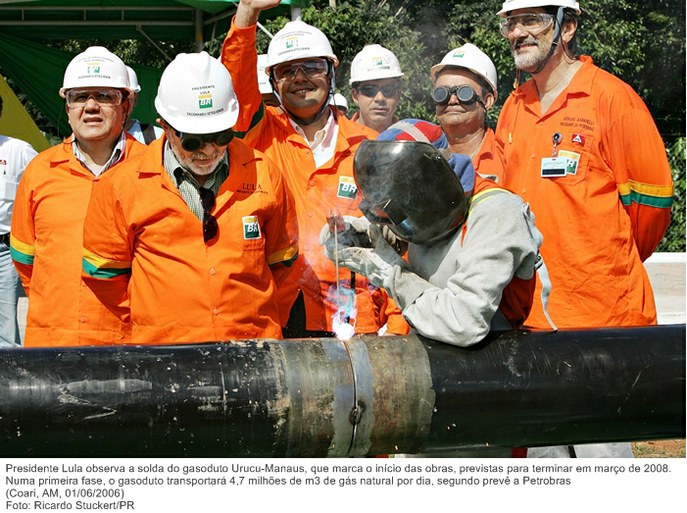 Presidente Lula observa a solda do gasoduto Urucu-Manaus, que marca o início das obras, previstas para terminar em março de 2008.jpg