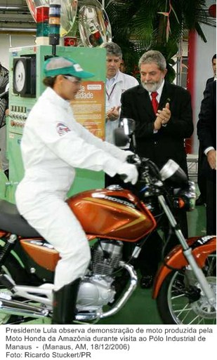 Presidente Lula observa demonstração de moto produzida pela Moto Honda da Amazônia durante visita ao Pólo Industrial de Manaus.jpg