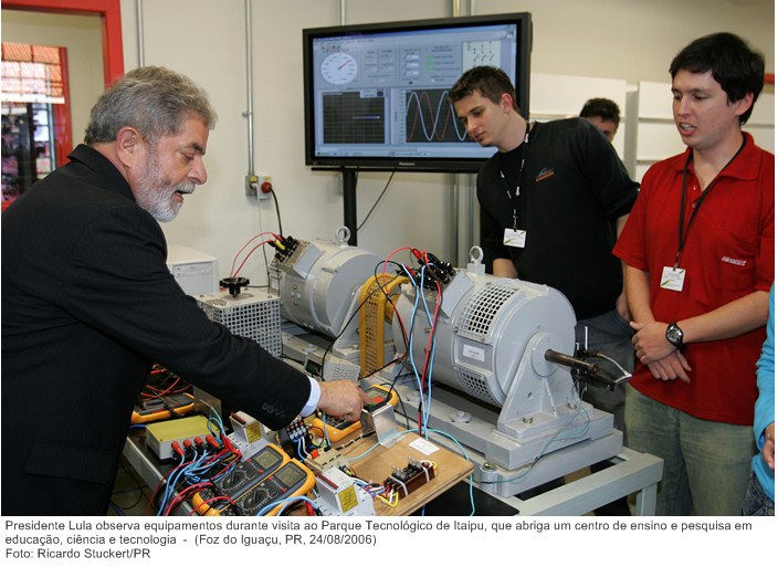 Presidente Lula observa equipamentos durante visita ao Parque Tecnológico de Itaipu, que abriga um centro de ensino e pesquisa em educação, ciência e tecnologia.jpg