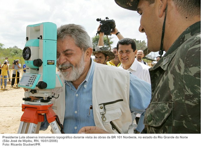 Presidente Lula observa instrumento topográfico durante visita às obras da BR 101 Nordeste, no estado do Rio Grande do Norte.jpg
