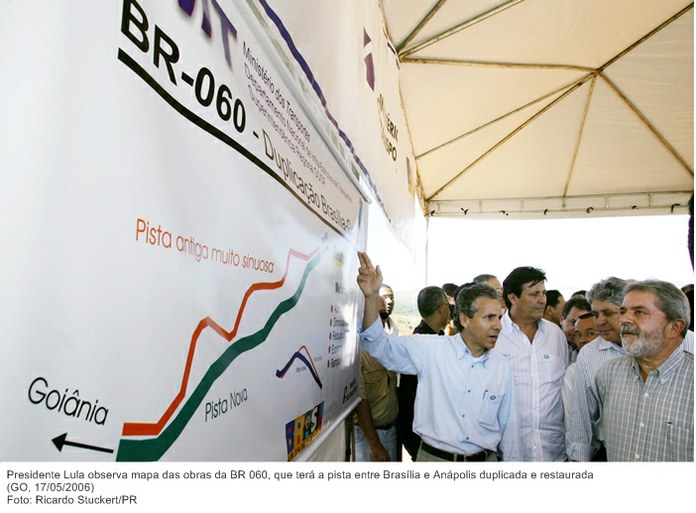 Presidente Lula observa mapa das obras da BR 060, que terá a pista entre Brasília e Anápolis duplicada e restaurada.jpg