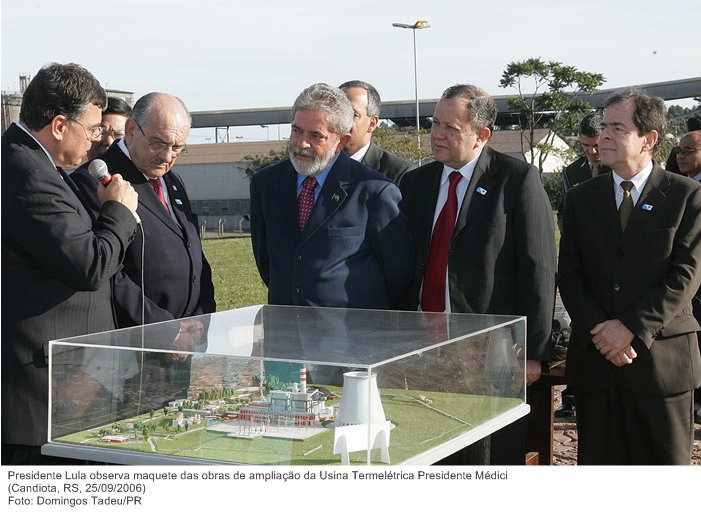 Presidente Lula observa maquete das obras de ampliação da Usina Termelétrica Presidente Médici.jpg