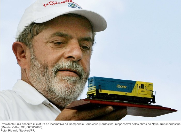 Presidente Lula observa miniatura de locomotiva da Companhia Ferroviária Nordestina, responsável pelas obras da Nova Transnordestina.jpg