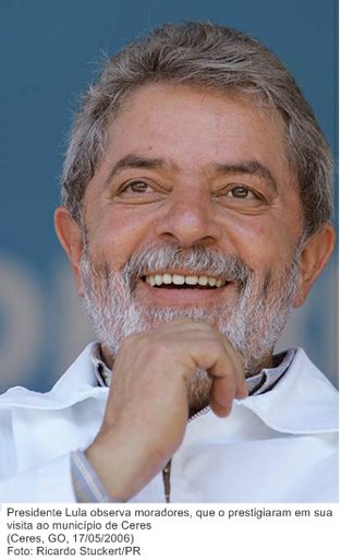 Presidente Lula observa moradores, que o prestigiaram em sua visita ao município de Ceres.jpg