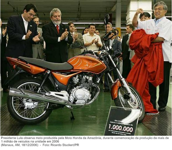 Presidente Lula observa moto produzida pela Moto Honda da Amazônia, durante comemoração da produção de mais de 1 milhão de veículos na unidade em 2006.jpg