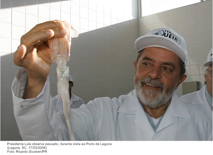 Presidente Lula observa pescado, durante visita ao Porto de Laguna.jpg