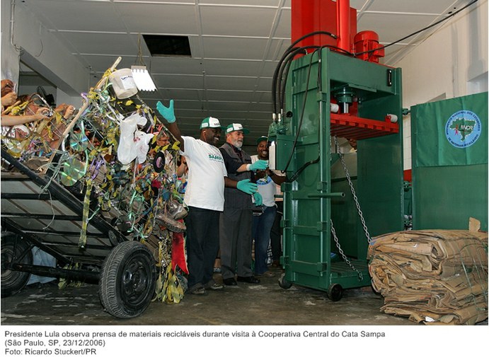Presidente Lula observa prensa de materiais recicláveis durante visita à Cooperativa Central do Cata Sampa.jpg