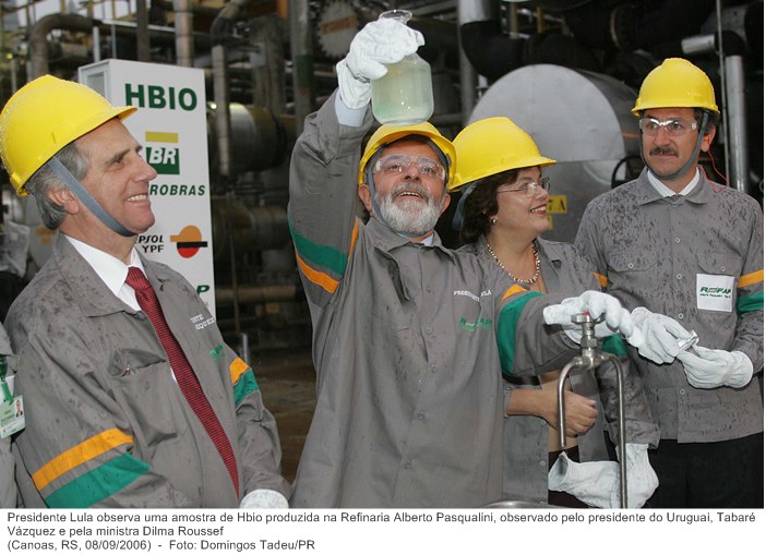 Presidente Lula observa uma amostra de Hbio produzida na Refinaria Alberto Pasqualini, observado pelo presidente do Uruguai, Tabaré Vázquez e pela ministra Dilma Roussef.jpg