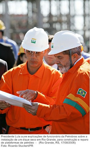 Presidente Lula ouve explicações de funcionário da Petrobras sobre a instalação de um dique seco em Rio Grande, para construção e reparo de plataformas de petróleo.jpg