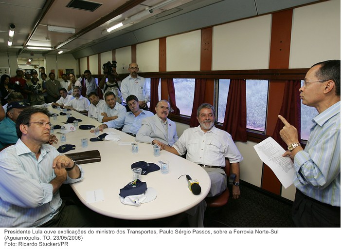 Presidente Lula ouve explicações do ministro dos Transportes, Paulo Sérgio Passos, sobre a Ferrovia Norte-Sul.jpg